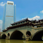 成都の中国風建築物と近代的な高層ビル