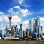 上海の浦東地区の東方明珠塔と高層ビルの風景