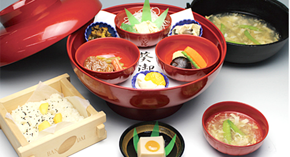 栗おこわ・巻きゆばと煮物・さしみゆば・さしみこんにゃく・豆の華・きゃらぶき・胡麻豆腐ゆずみそ添え・<br/>山ごぼうの梅肉和え・ゆばとしめじの煮びたし・香の物・ゆばこんにゃくのパスタ風サラダ・ゆばスープの昼食写真