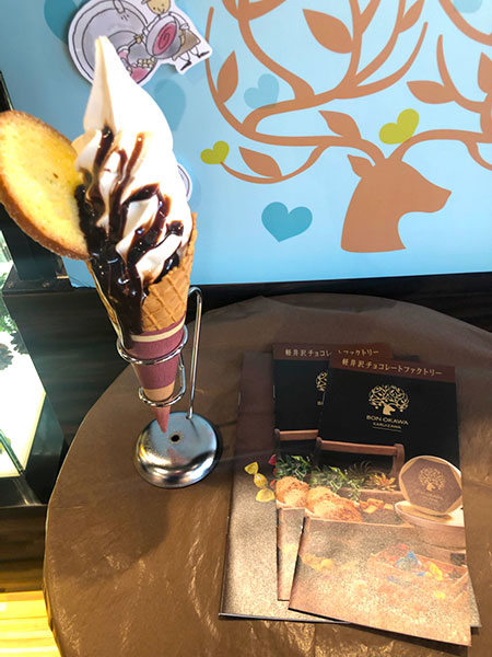軽井沢チョコレートファクトリーのラスクのせチョコソースがけソフトクリーム