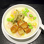 台湾の定番朝ごはんの揚げ物あエビなどが載っている豆乳のおかゆ
