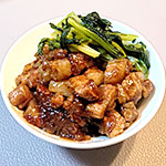 甘辛くトロトロに煮込んだ豚バラ肉をごはんの上に載せてある人気の丼もの料理
