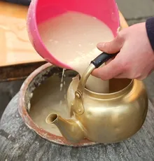 堤川の落ち着いた酒場の店内