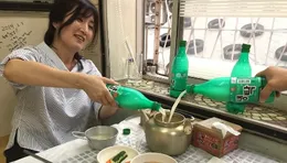 マッコリを注ぎながら談笑する様子