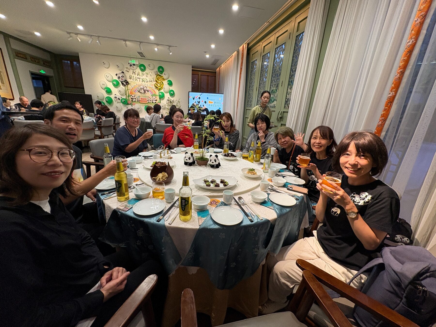 乾杯！ 笑顔いっぱいのテーブル