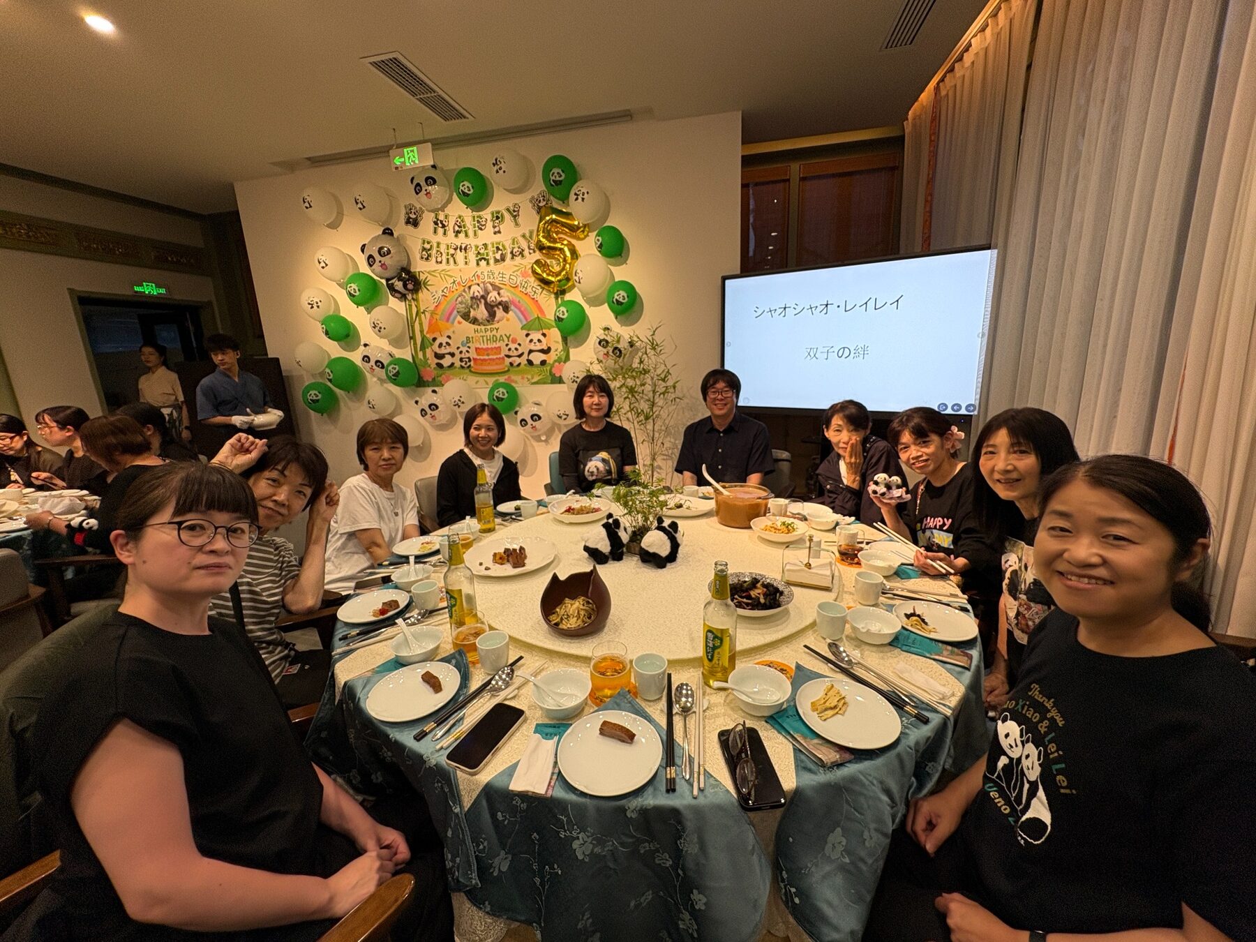 旅の思い出を語り合う夜