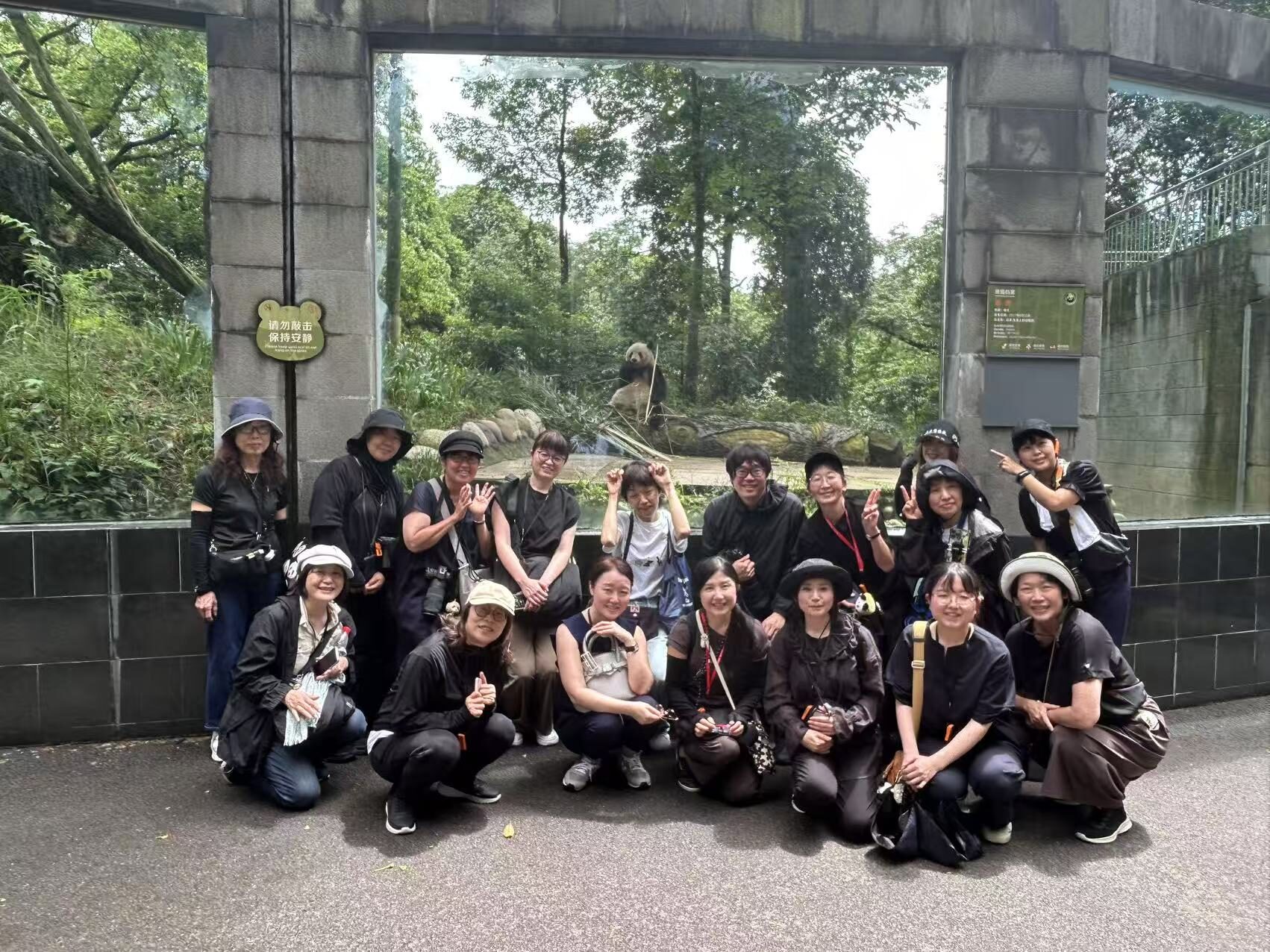 シャンシャンを背景にした参加者の記念写真