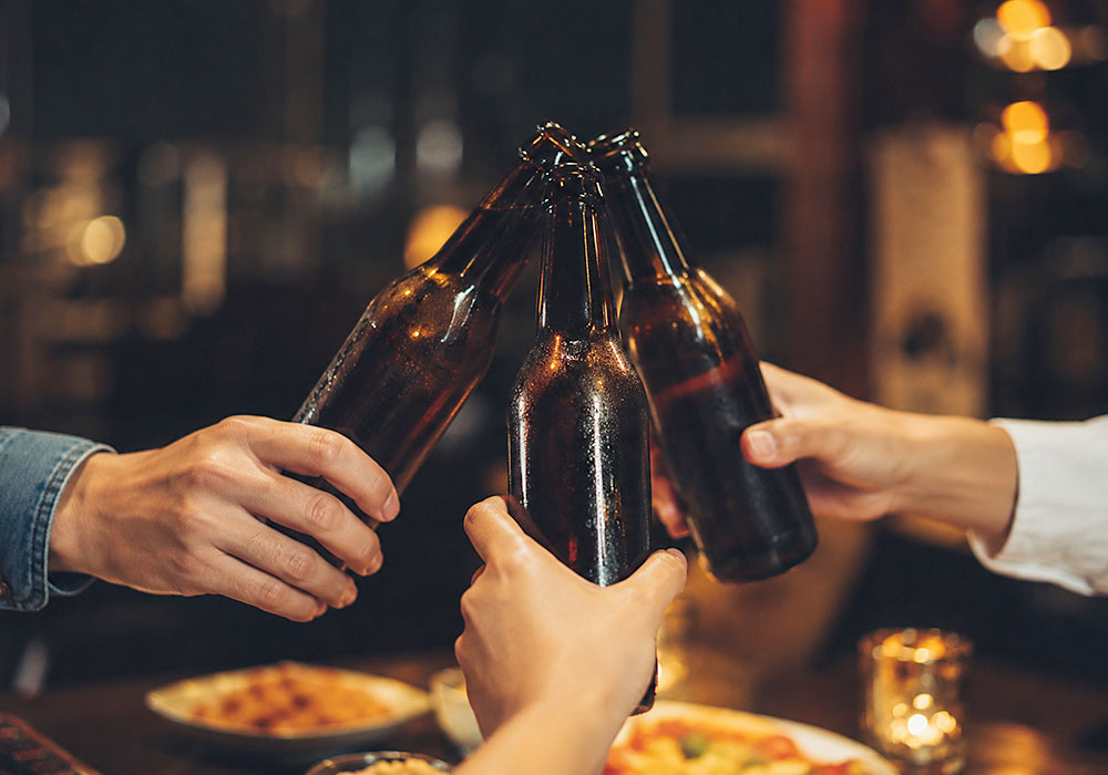 ビールで乾杯する様子