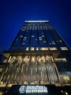 夜のホテル外観