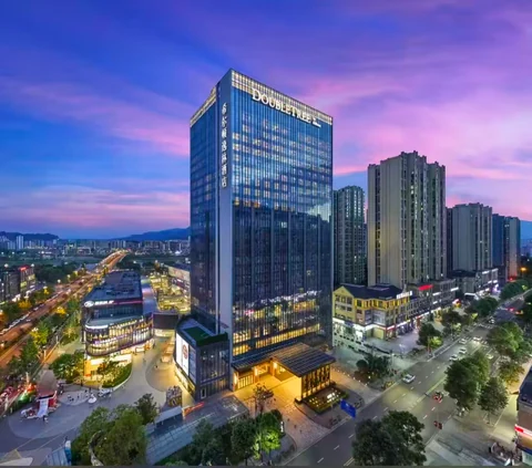 雅安正黄希尔顿逸林酒店 / DoubleTree by Hilton Ya'an：夕暮れの外観