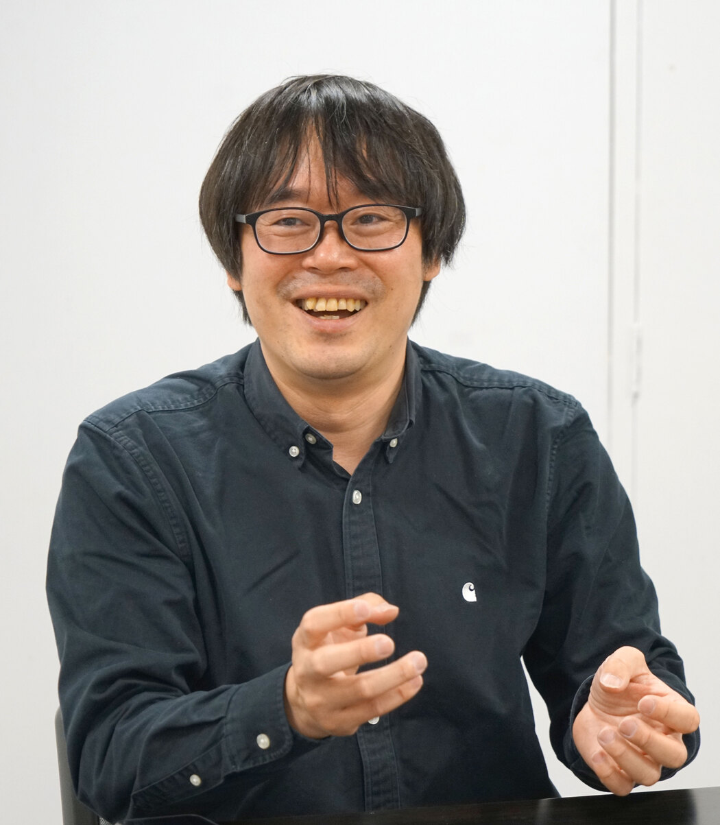カメラを手にする高氏貴博さん